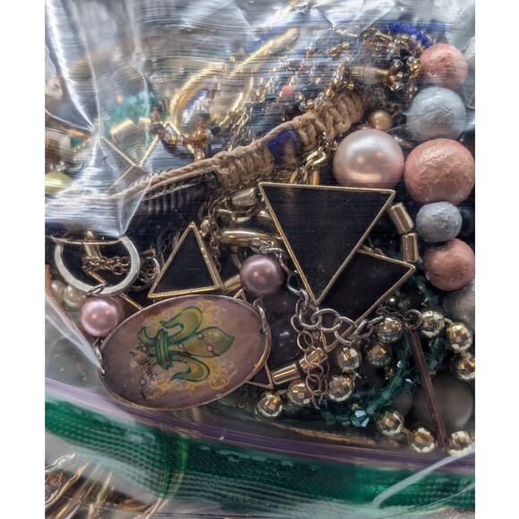 Jewelry Lot Vienna Repurpose Bag Over 4 Pounds Beads & Possible Wearable Pieces - Picture 4 of 11